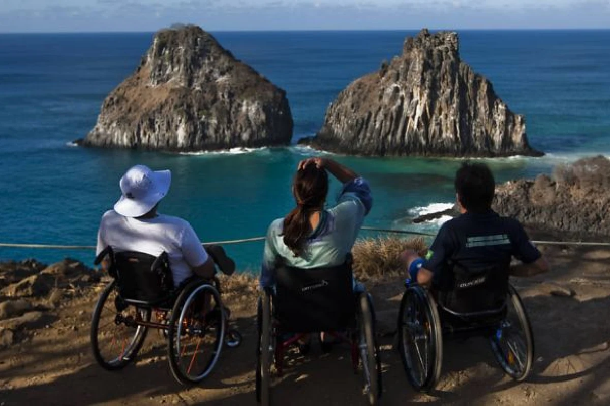 Imagem de cadeirantes em uma das opções do turismo acessível em Portugal.