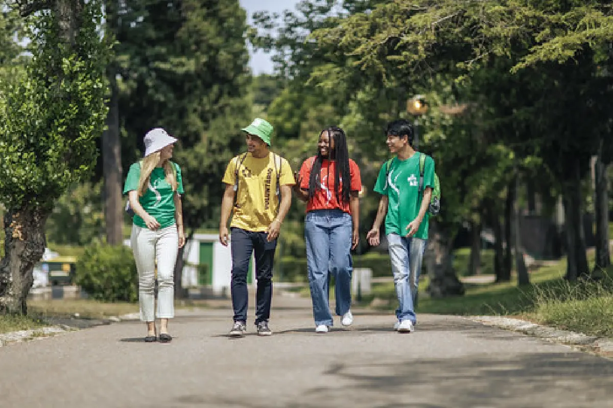 Imangem de participantes da JMJ 2023 confraternizando