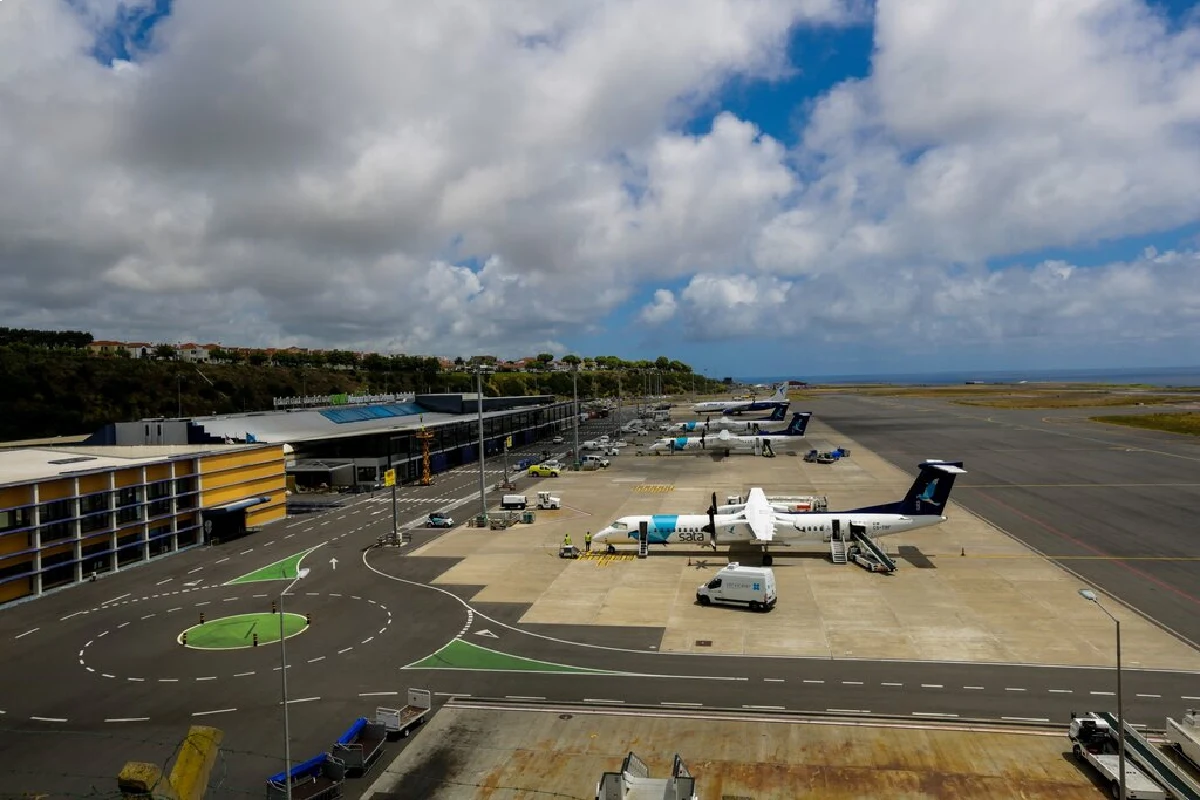 Foto do aeroporto de Ponta Delgada, na Ilha São Miguel, nos Açores