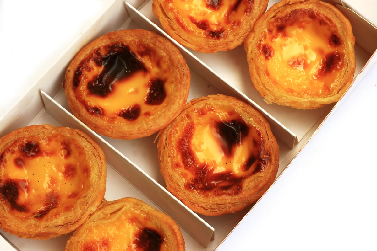 Imagem de caixa com pastéis de belém, uma iguaria portuguesa