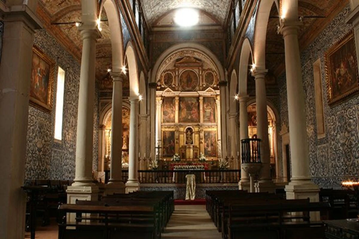 Imagem do interior da Igreja de Santa Maria, em Óbidos, Portugal