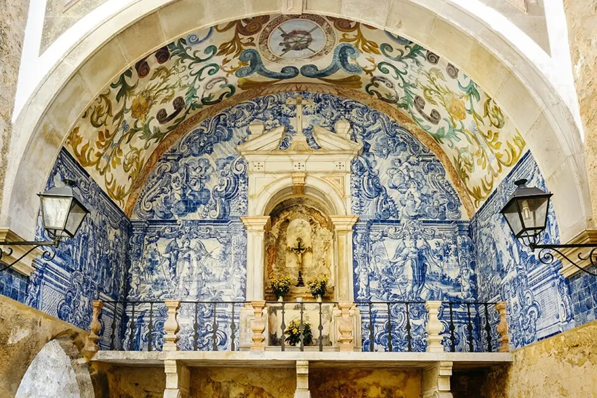 Imagem da Porta da Vila e Oratório Nossa Senhora da Piedade, em Óbidos, Portugal