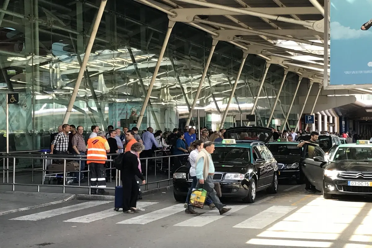 Filas de táxis e passageiros no Aeroporto de Lisboa