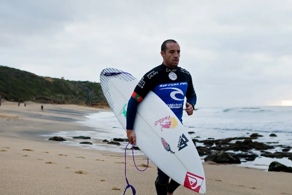Tiago Pires, renomado surfista português