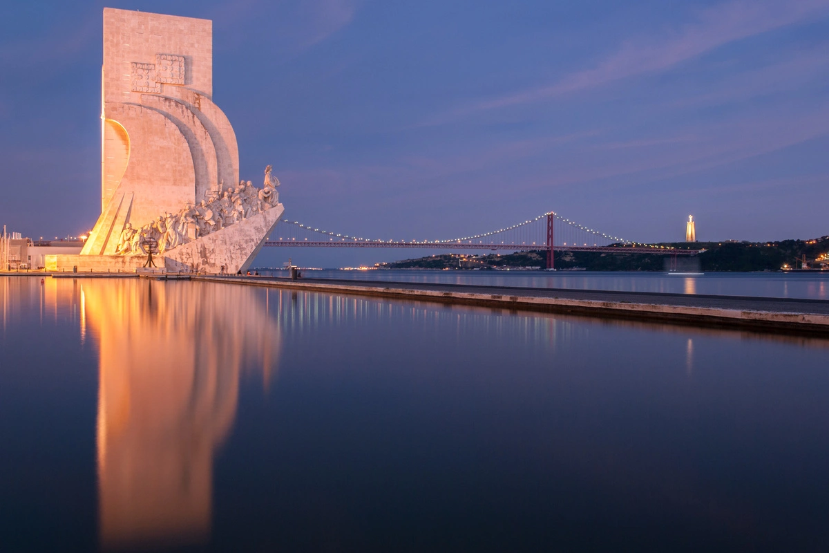 Monumento Padrão dos Descobrimentos, com a Ponte 25 de Abril ao fundo