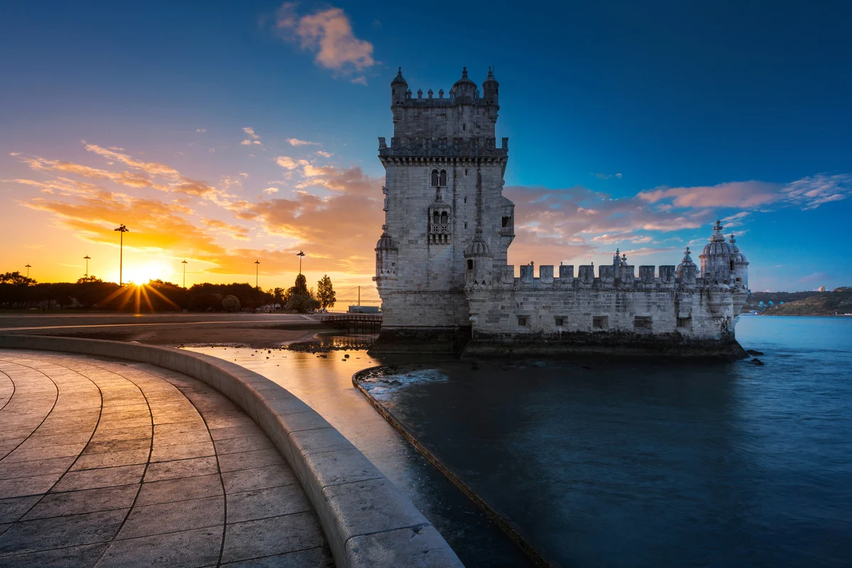 Entardecer na Torre de Belém, às margens do Rio Tejo