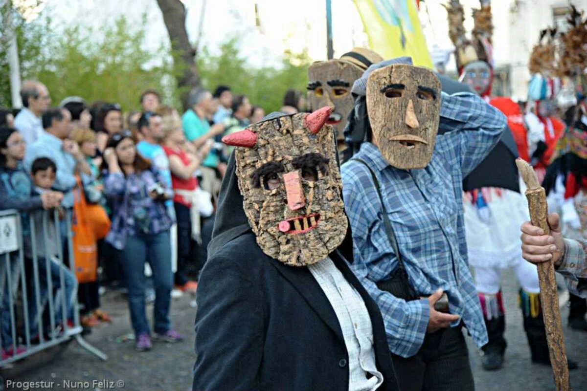 Tradicional desfile de máscaras do carnaval em Lousã