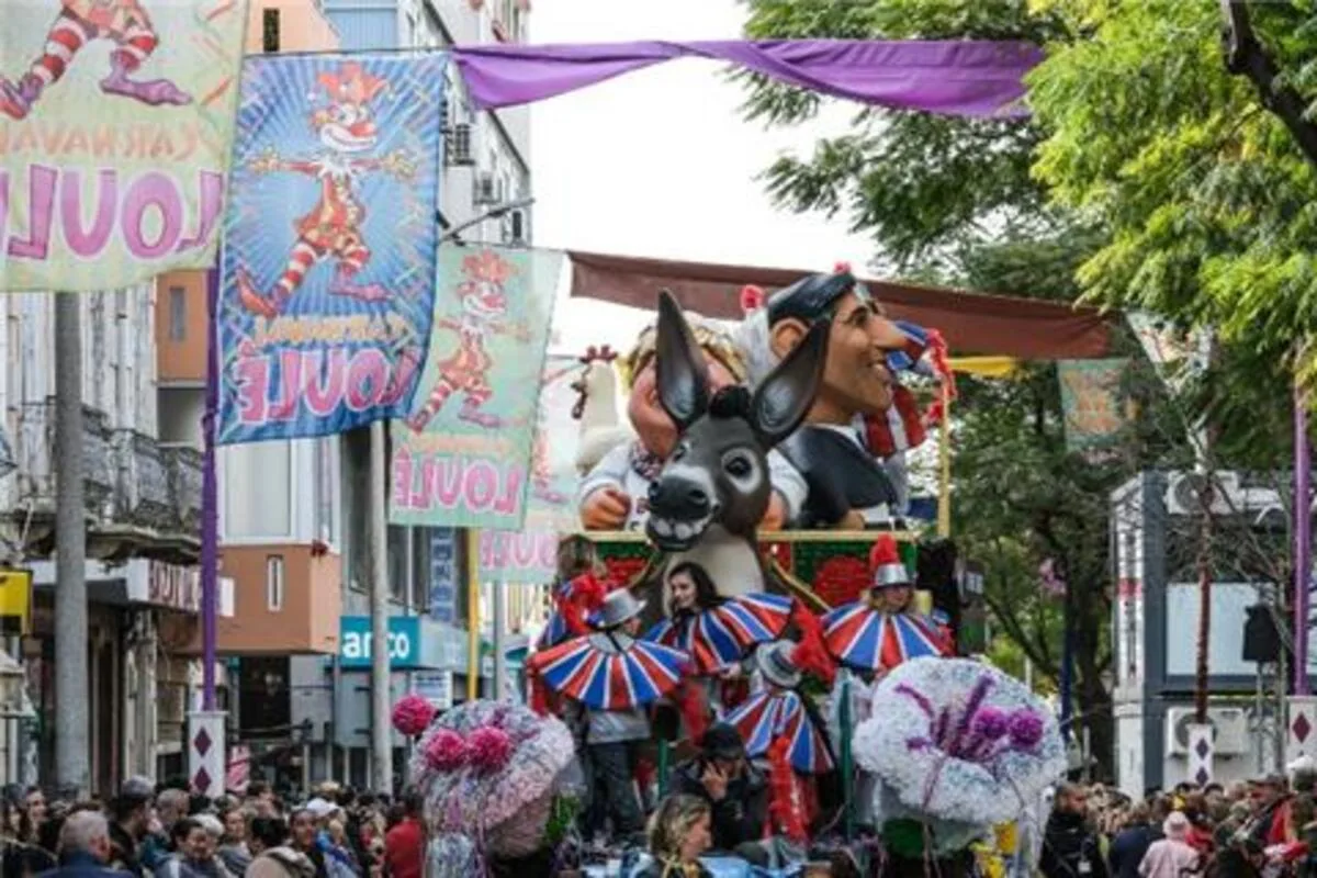Carros alegóricos no carnaval em Loulé