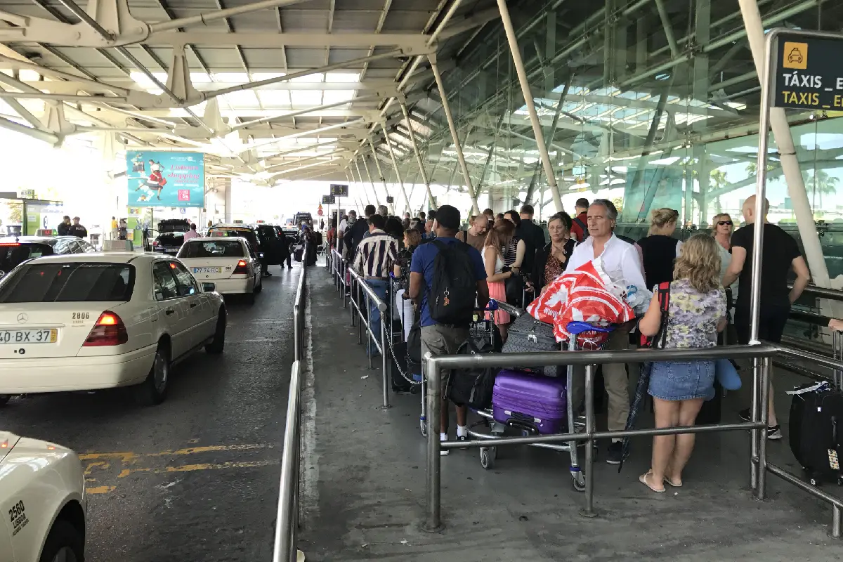 Filas para pegar táxis no aeroporto de Lisboa