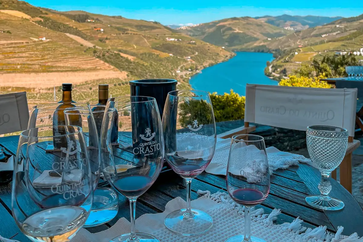 Degustação de vinhos às margens do Rio Douro