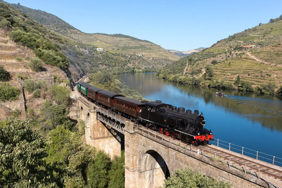 Comboio de turismo pelo Douro