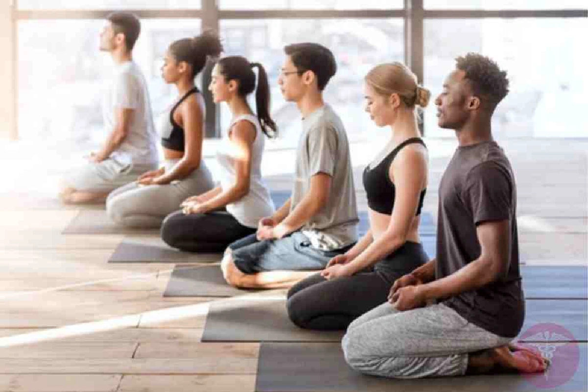 Aulas coletivas de meditação e yoga