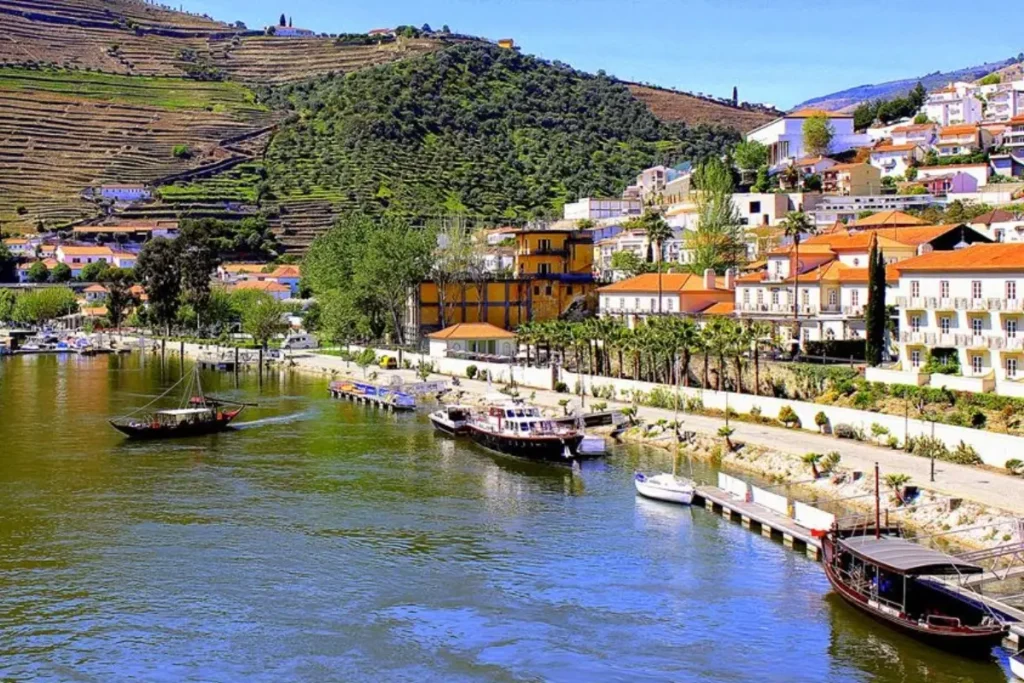 Vila de Pinhão, no Alto Douro Vinhateiro