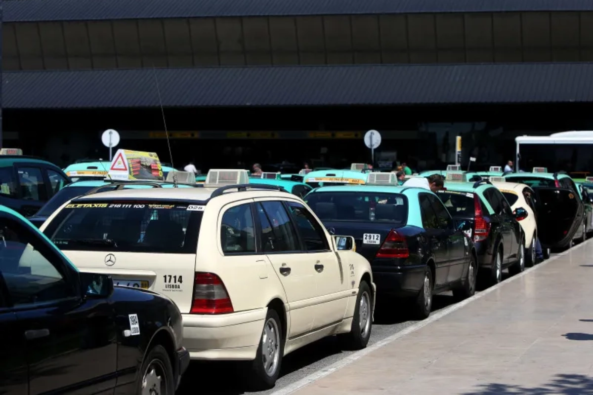 Fila de táxis no Aeroporto Humberto Delgado