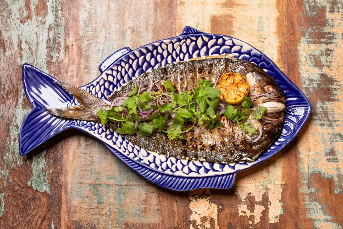 Peixe assado na brasa, em Cascais